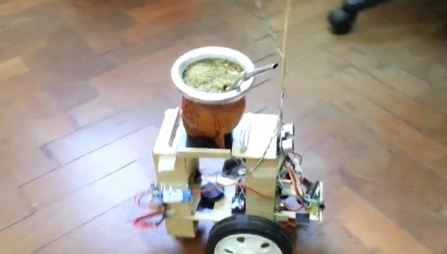 Otro invento argentino: un robot que pasa el mate y «apura» al que tarde en tomarlo