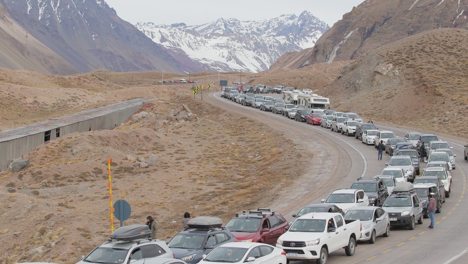 Mendoza  Efecto dólar: hay colas de hasta 10 kilómetros de autos chilenos para cruzar a la Argentina