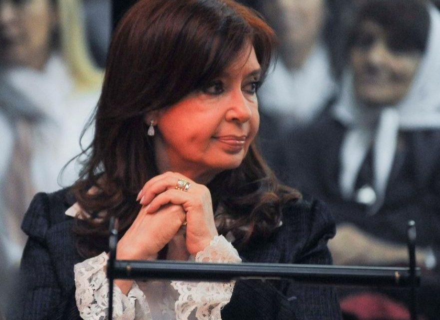 Cristina notificó al Tribunal que el lunes no irá al juicio por la obra pública