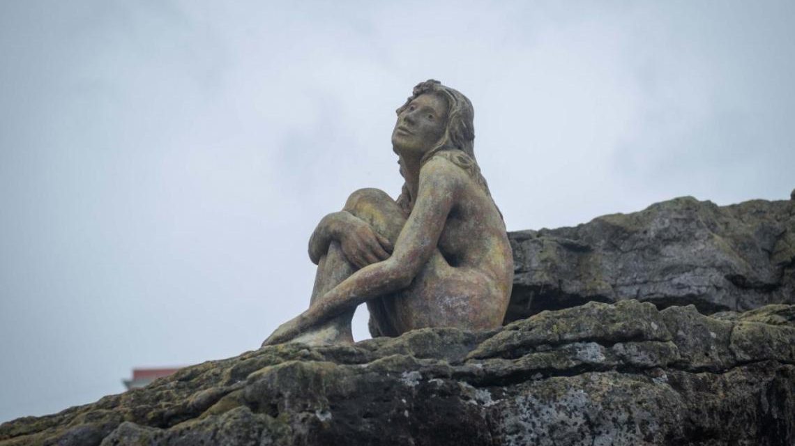 Revelación del misterio: se conoció el autor de la enigmática escultura de Mar del Plata
